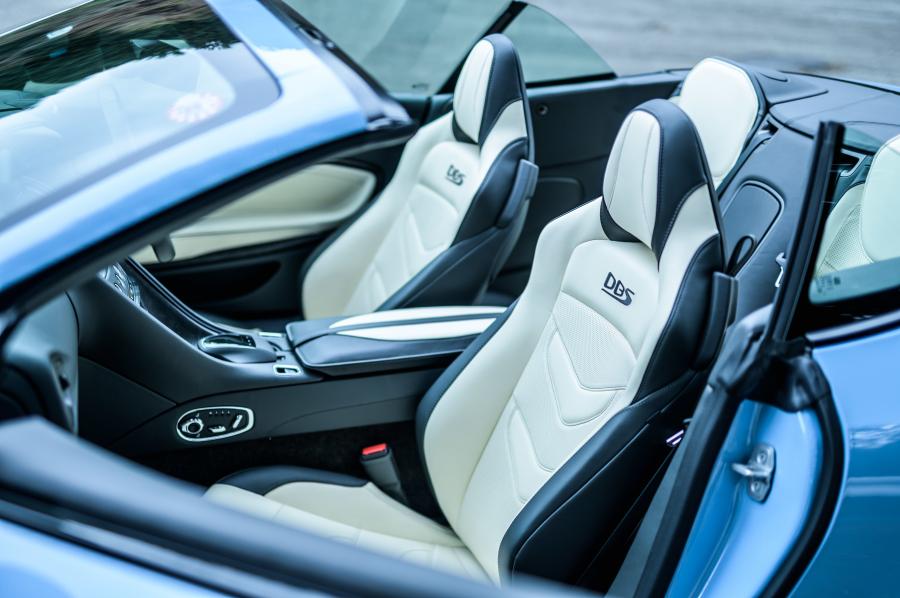 Интерьер Aston Martin DBS Superleggera Volante 2019 года  (JP) (фото 23 из 24)